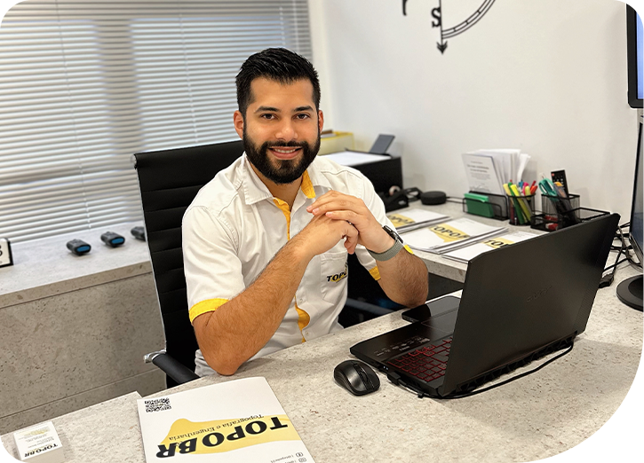 Profissional TopoBR em atendimento
